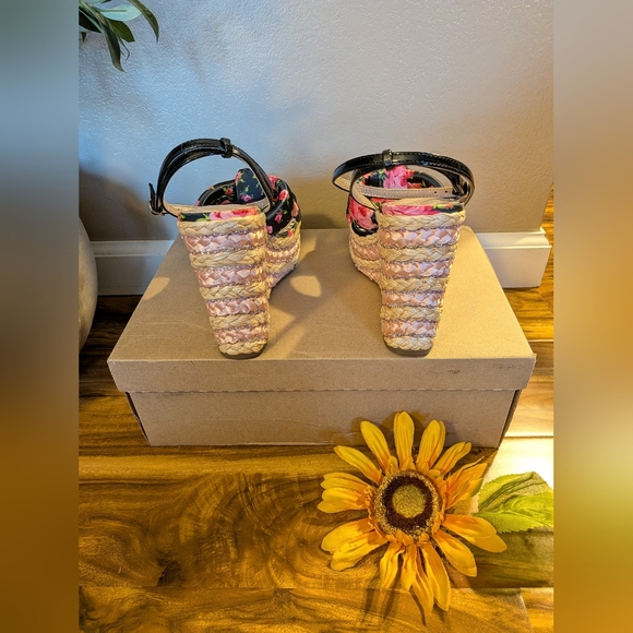 Betsey Johnson
Women's Pansie Floral Wedge Sandals Size 9M NIB - Picture 7 of 7